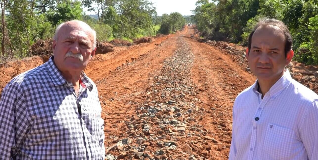 Imagem de compartilhamento para o artigo Prefeito de Figueirão, Juvenal Consolaro e vice Jorge Mortari visitam obra de cascalhamento da estrada do Mirassol da MS Todo dia